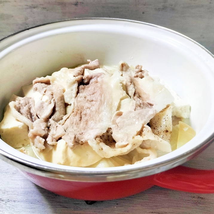 キャンプ飯✨新玉ねぎと豚しゃぶの豆腐鍋